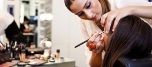 آموزشگاه گریم و میکاپ چیست؟