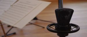 اشتباهات رایج در گرم کردن صدا در گویندگی چیست؟