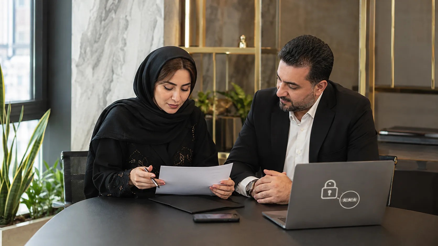 بررسی قرارداد و امنیت حساب پیش از استخدام ادمین پاسخگویی