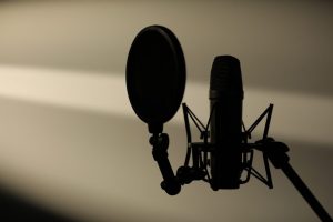 مزایا و معایب گویندگی تبلیغات چیست؟