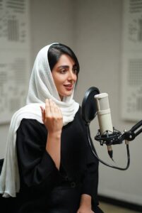 استخدام گوینده خانم دورکار به چه معناست؟