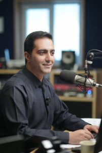 استخدام گوینده بدون وعده‌های دروغین در آژانس پرتو